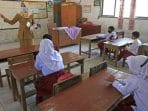 Sejumlah siswa mengikuti kegiatan belajar tatap muka hari pertama di SDN Margadadi 2, Indramayu, Jawa Barat, Senin (16/8/2021). 1631504236