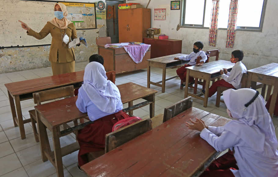 Sejumlah siswa mengikuti kegiatan belajar tatap muka hari pertama di SDN Margadadi 2, Indramayu, Jawa Barat, Senin (16/8/2021). 1631504236