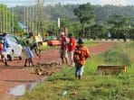 Bupati kutim Bersama Warga Begotong Royong Bersihkan Lingkungan Bupati kutim Bersama Warga Begotong Royong Bersihkan Lingkungan