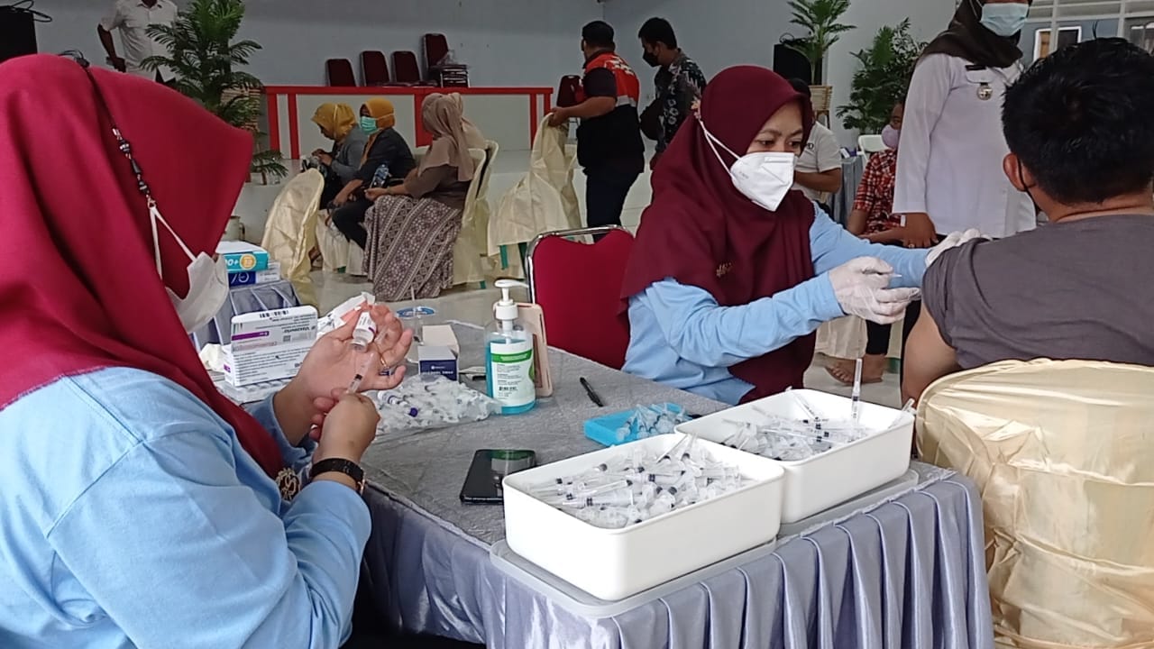 Hari Pertama, Pengobatan Pascabanjir dan Vaksinasi di Ikuti 790 Orang Hari Pertama, Pengobatan Pascabanjir dan Vaksinasi di Ikuti 790 Orang