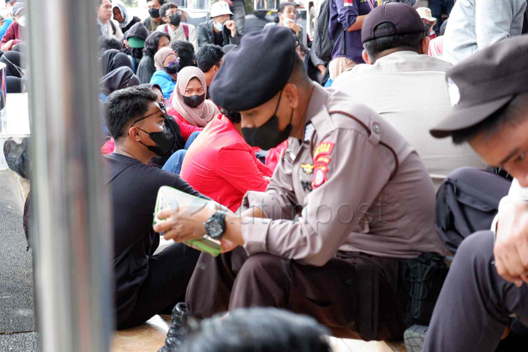 Ditengah demo anggota Polres Kutim Bripka Irantau luangkan waktu baca Al Quran 1