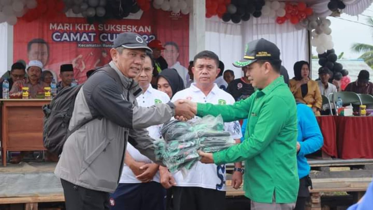 Joni, Berikan Bantuan Kostum dan Alat Olahraga Ke Ketua Koni Kecamatan Rantau Pulung