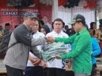 Joni, Berikan Bantuan Kostum dan Alat Olahraga Ke Ketua Koni Kecamatan Rantau Pulung