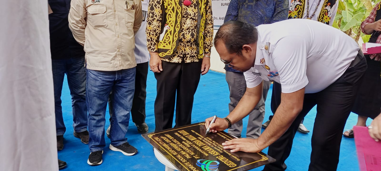 Wakil Bupati Kutim Kasmidi Resmikan Gedung Asrama Miau Baru di Sangatta