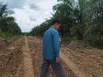 Joni Turun Langsung Meninjau Progres Peningkatan Badan Jalan di Desa Kebon Agung