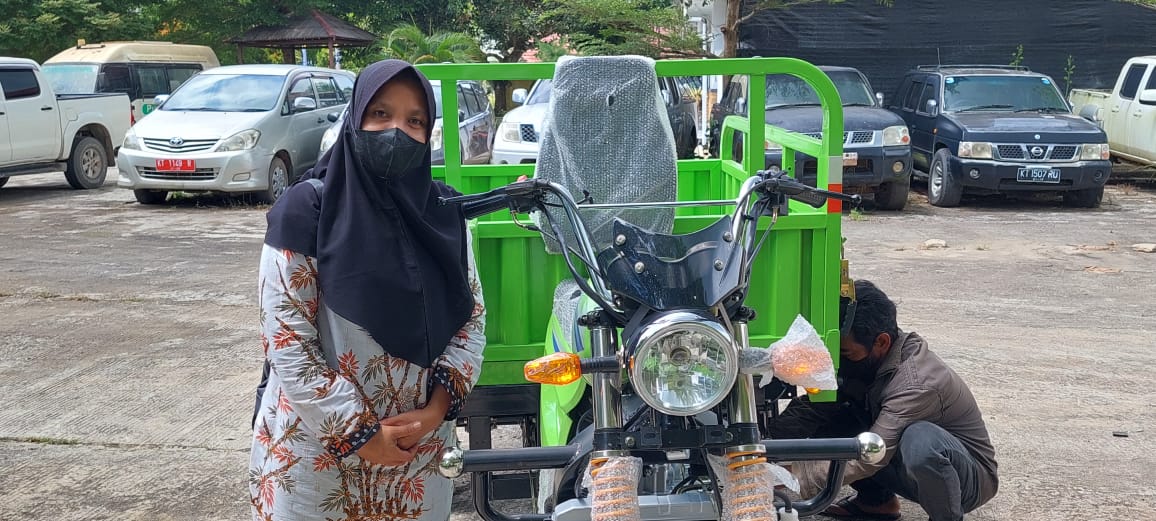 Joni Kunjungi Warga RT 35 Desa Singa Geweh Melihat Kendaraan Roda Tiga dari Aspirasinya