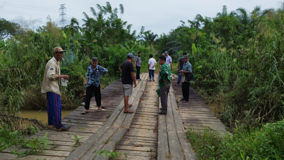 Warga Desa Teluk Pandan Keluhkan Jembatan Rusak
