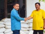 Petani Desa Sekrat Dapatkan 2.6 Ton Pupuk Dari Ketua DPRD Kutim