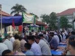 ied dihalaman kantor