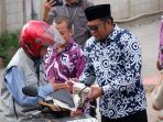 Nuansa Ramadhan, Kasmidi Bersama HIKMA Kutim Bagikan 1200 Takjil kepada Pengguna Jalan di Sangatta