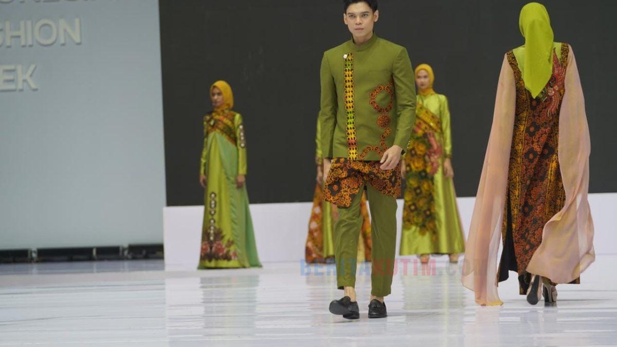 Batik Khas Kutim Wakaroros Tampil di Panggung Indonesia Fashion Week 2025 1 Batik Khas Kutim Wakaroros Tampil di Panggung Indonesia Fashion Week 2025
