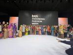 Batik Khas Kutim Wakaroros Tampil di Panggung Indonesia Fashion Week 2025