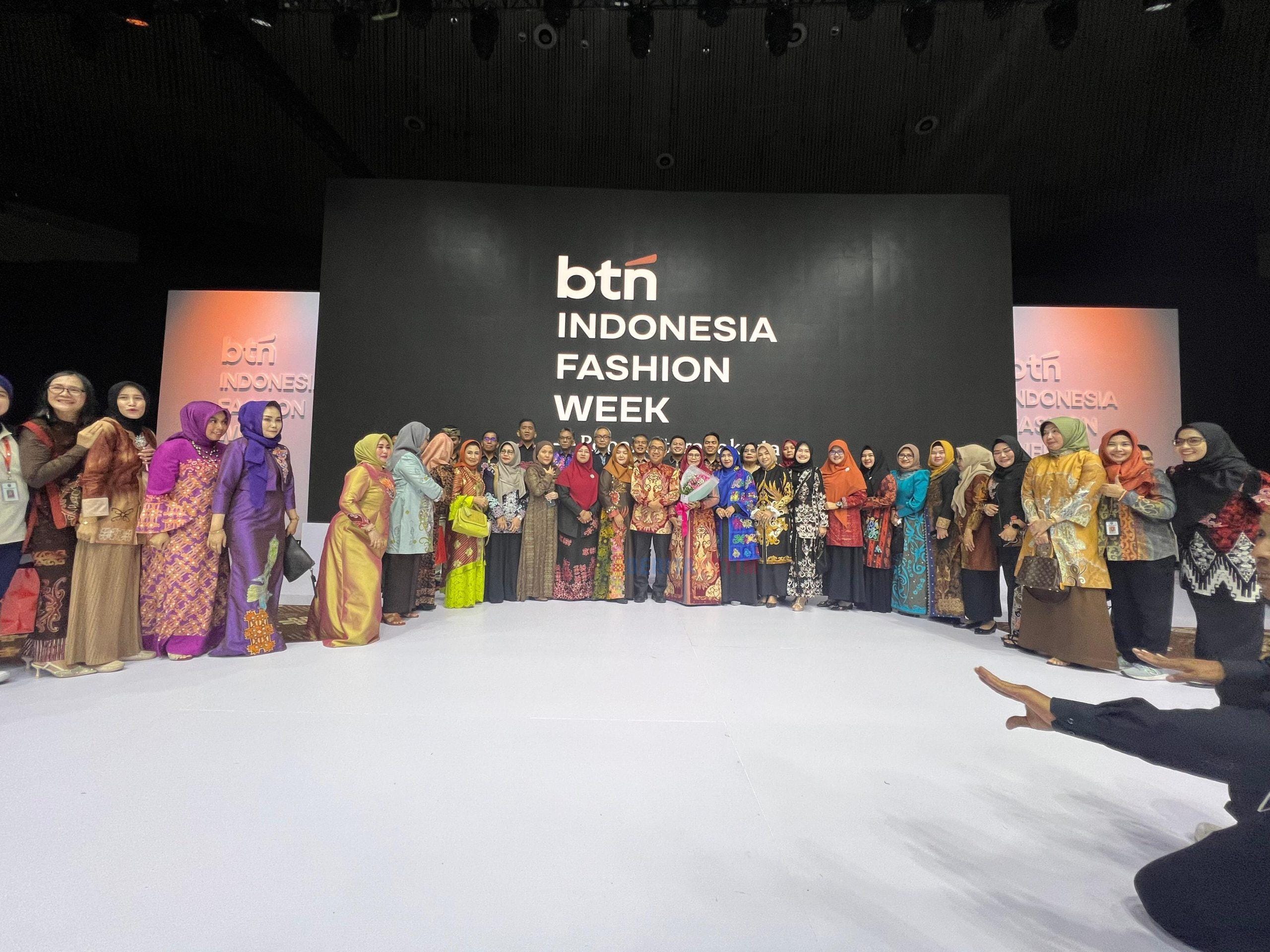 Batik Khas Kutim Wakaroros Tampil di Panggung Indonesia Fashion Week 2025