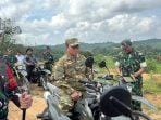 Wakil Bupati Mahyunadi saat bersama TNI serta Forkopimda menuju lokasi titik yang akan dilakukan pembangunan