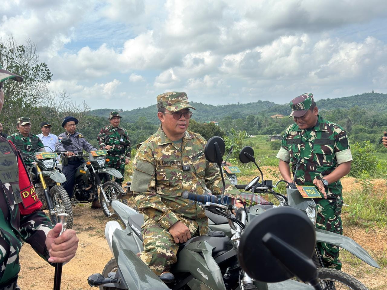 Pembukaan TMMD ke-125 Tahun 2025 Resmi Digelar di Desa Suka Rahmat Kecamatan Teluk Pandan 1 Wakil Bupati Mahyunadi saat bersama TNI serta Forkopimda menuju lokasi titik yang akan dilakukan pembangunan